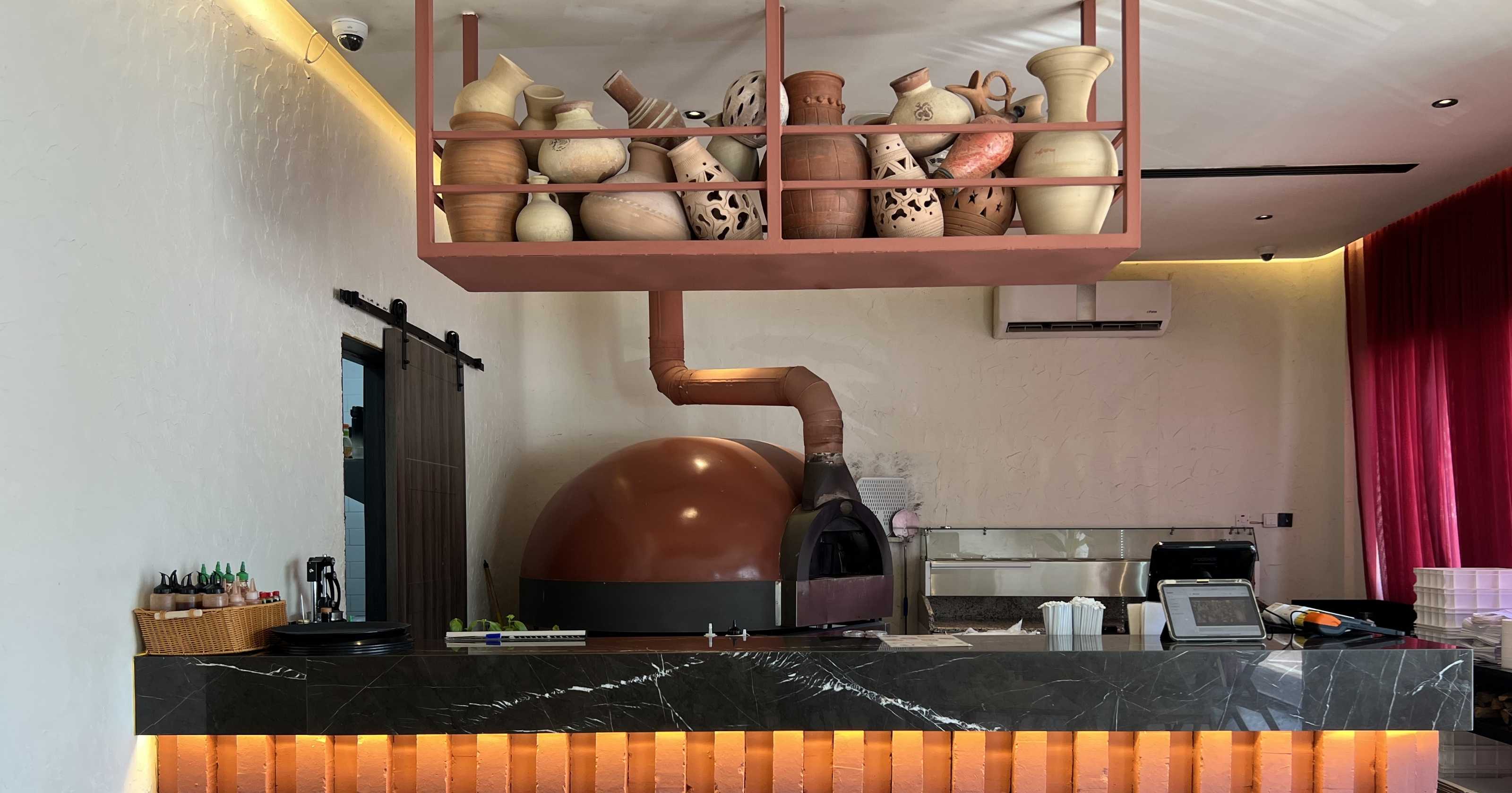 Oro Pizzeria: Wood-fired Neapolitan pizzeria in Fujairah