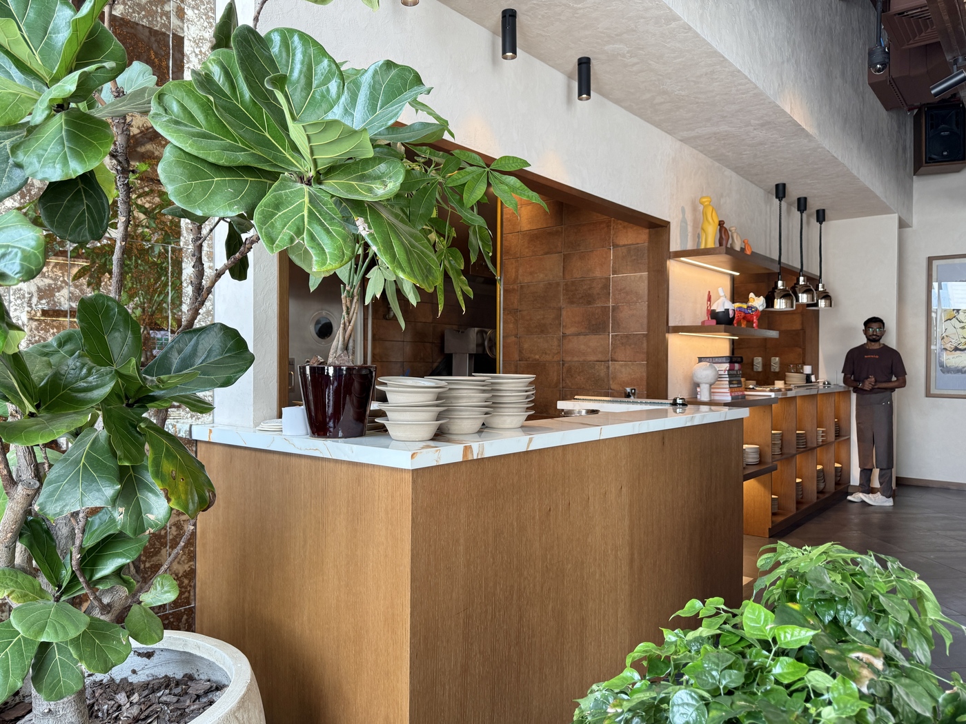 Cuisine ouverte et intérieur de Manāo Dubai